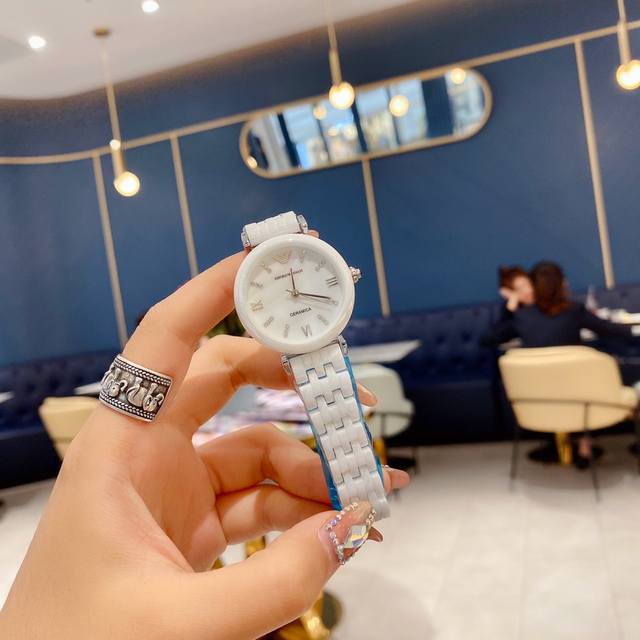 Fairy must enter ♀ Armani ultra-thin ceramic ladies' watch imported from South Korea with a fully ceramic case and bracelet, featuring a natural mother of pearl face decorated with Roman graduations and an imported quartz movement, measuring 32mm