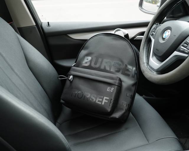 Burberry official website synchronizes high version original backpack, don't miss out on all original single fabric production, excellent quality, super large capacity, non market ordinary goods, and tough goods from trading companies Emphasize that