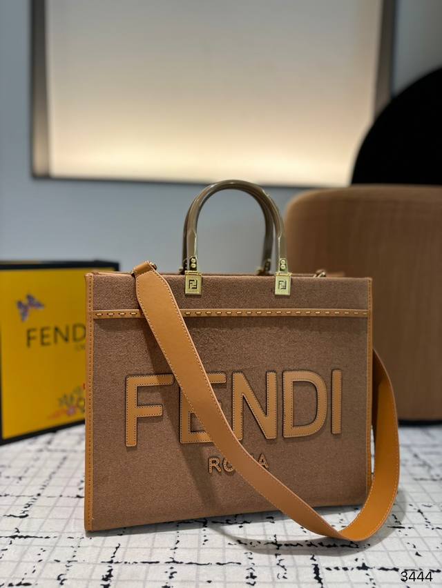 Large size 34.29, small size with folding box size 22.22, Fendi plush tote bag. Fendi is fashionable and easy to hold, not looking old. It's great to match, and the addition of a beautiful and elegant temperament is so high. I love this calm and eleg