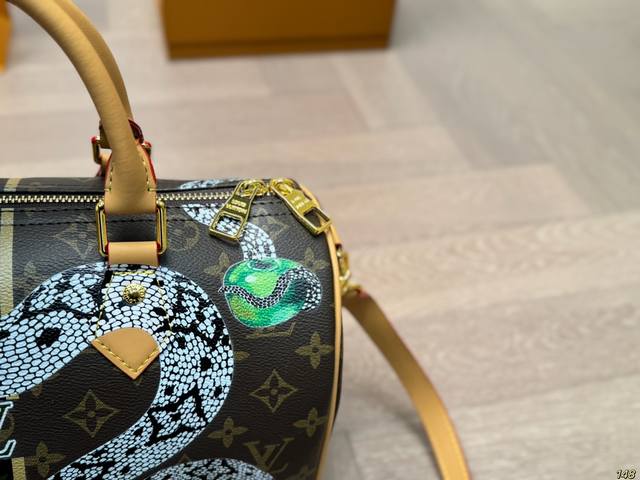 Lvspeedoy custom graffiti pillow bag with unique artistic atmosphere, high aesthetic value, must enter size 30 19: