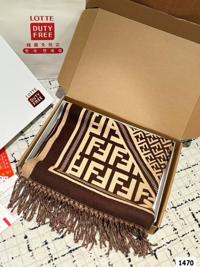 Comes with a gift box The most gentle color scheme of the Fendi scarf is a cashmere scarf with a great atmosphere. Don't you hurry up and order such a beautiful scarf