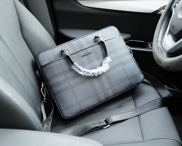 Burberry official website synchronizes high version handbag and crossbody backpack with timeless iconic products made of pure original single calf leather top hardware, non market ordinary version. This year's favorite styles of Burberry are all phot