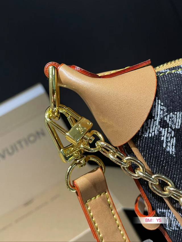 Paired with a folding gift box Lv, vintage denim Loop, denim armpit bag, big moon is too poking at me! Upper body effect! Don't say anything! Book it up Search for LV Large Moon Bag Cowboy Size: 33 * 26