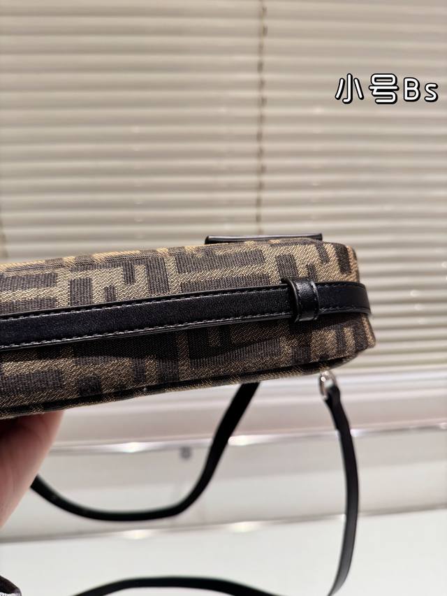 The folding box Fendi Hobo bag felt like it hit me at first glance. Plus, the medium size has a longer shoulder strap, which is very practical. The medium-sized one has two mobile phones, wallet, keys, sunglasses, lipstick and powder without pressure