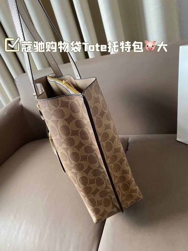 The classic and long-lasting color matching of the Coach shopping bag is very distinctive, and the tote tote bag, which is extremely popular for curing all troubles, is the best representative of its appearance and practicality. It is worth buying. S