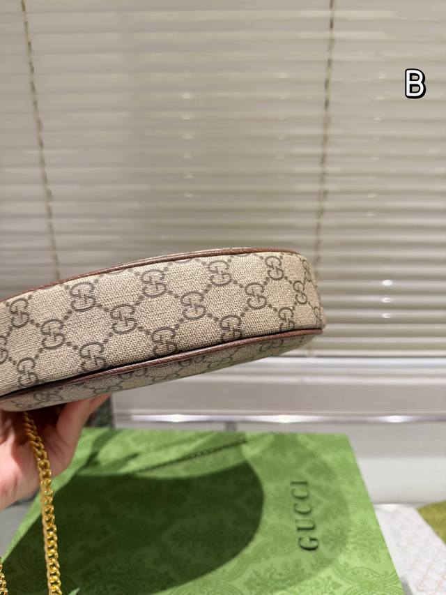 Leather version with mirror Gg Marmont half moon bag Guccimarmonto has released another half moon bag ◎ ° New to gg Marmont half moon bag store. Currently available in black and white: