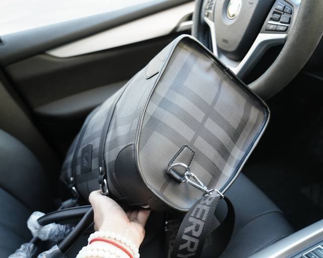 Burberry official website synchronizes high version travel backpack with excellent quality for global rush orders. Non market ordinary goods use imported cowhide, which is classic, wear-resistant, practical, scratch resistant, and truly traffic king.