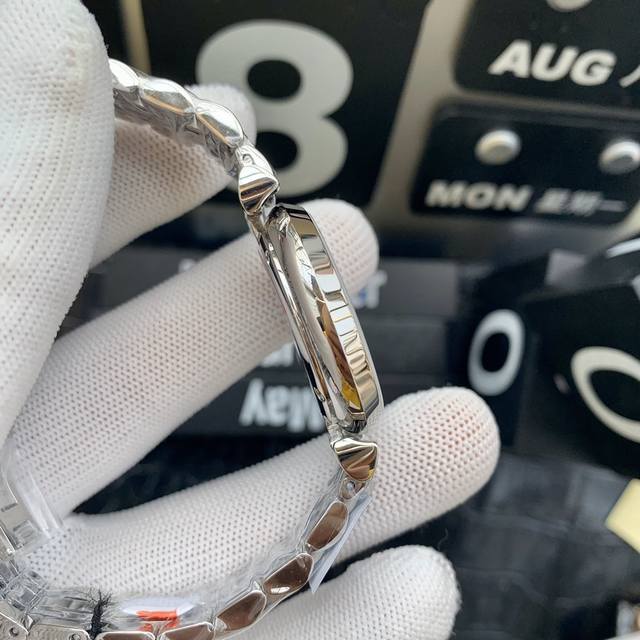 The original Armani Starry Sky women's watch model ar1926 features a gold and Ar1925 silver dial with a diameter of 32mm and a 316 stainless steel strap. Armani Starry Sky's diamonds are made of imported Swarovski crystal diamonds, including regular