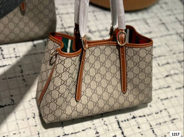 The Gucci Emblem Tote series has launched a new collection of storage bags with compartments. The new emblem is a relatively large tote with adjustable shoulder straps on both sides and a classic Gucci lining