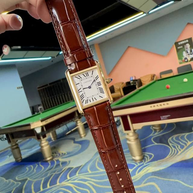 The platinum belt version of the Factory Cartier Cartier tank series has launched the Tank Must watch, with a classic Roman scale display on the dial and a square pointed sapphire head from the Must series. The case size is