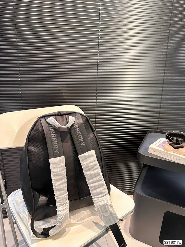 Burberry backpack classic fabric feels super nice, steady and generous! You won't choose the wrong one! Size: 27 38, item number 8017