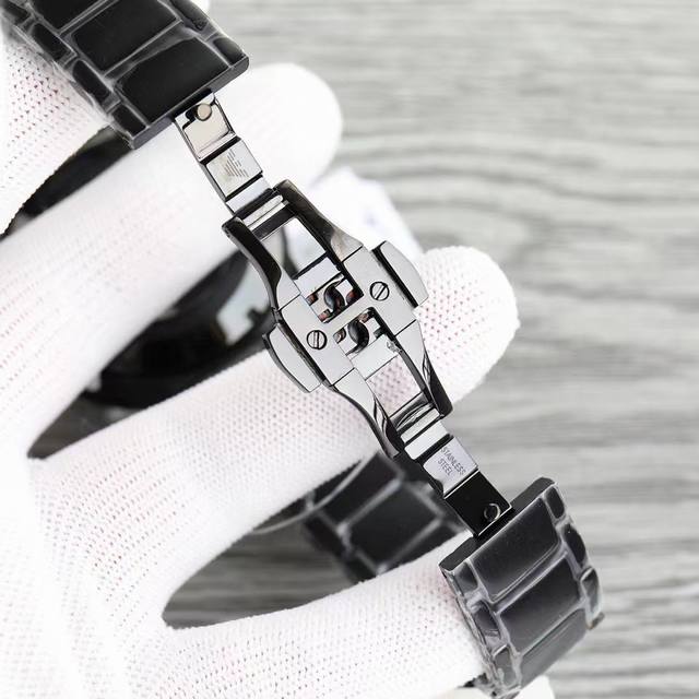 Armani Men's Watch Model: Ar60054 ： Stainless steel watch mirror: Mineral reinforced glass strap: Genuine leather size: 43 * 14mm, not like the oppressive pure black, giving a fresh and refined feeling. The stainless steel scale is sharp and angular,
