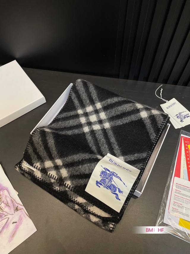 Cashmere Scarf Box Size: 180cm * 30cm Burberry Cashmere Scarf The gentlest color scheme for the upper body is super soft and comfortable. Don't you want to order this beautiful scarf now?