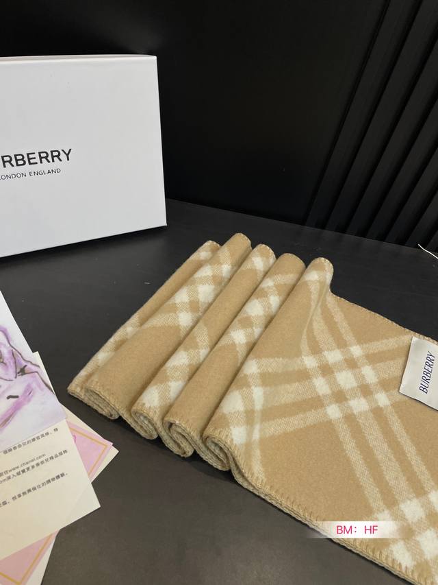 Cashmere Scarf Box Size: 180cm * 30cm Burberry Cashmere Scarf The gentlest color scheme for the upper body is super soft and comfortable. Don't you want to order this beautiful scarf now?