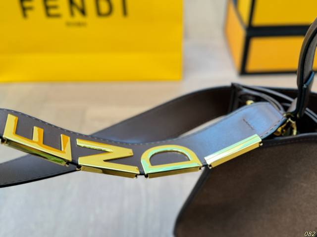 The Fendi tote bag is full of texture and easily interprets retro fashion. The bag shape is quite wide, simple but not simple, and does not require too much decoration. When paired with suits and t-shirts in daily life, it can fully reflect the sense