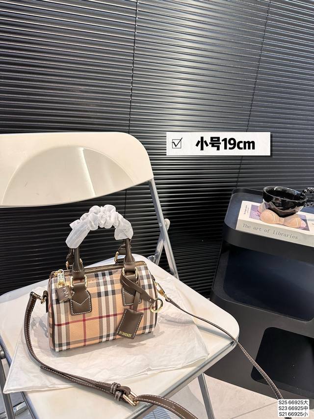 Large, medium, and small Burberry plaid Boston pillowcase is exquisite and compact, retro and fashionable! Easy to carry, very durable with long shoulder straps that can be slung diagonally~A must-have for small bag enthusiasts! Size: Large 30 22