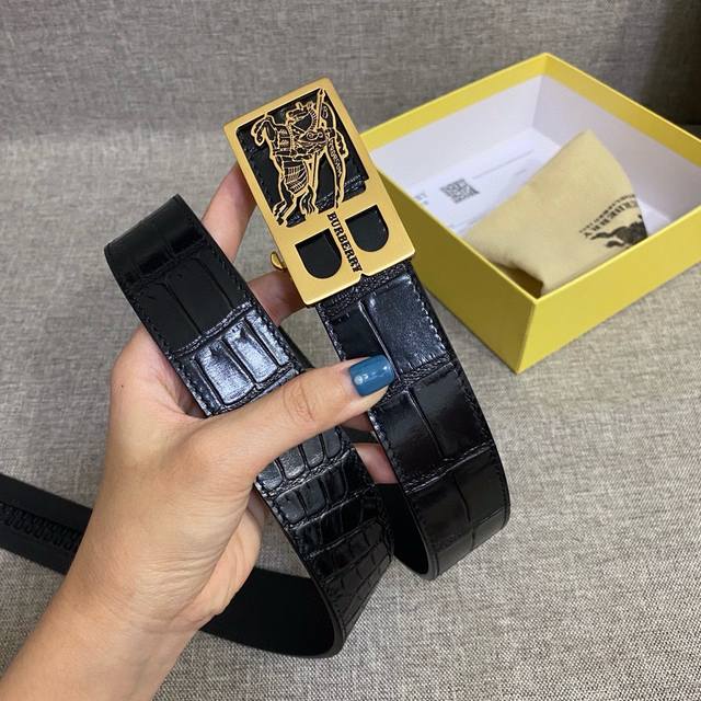 The explosive Burberry gift features an automatic buckle slide with a width of 3.5cm. The new original version is paired with a classic 18K stainless steel buckle. Fashionable and versatile, pursuing high-end original quality, reflecting taste, casua