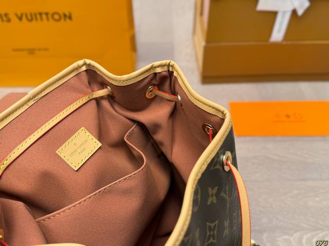 The folding box Lv new backpack is versatile to the point of having no friends, it's cool, stylish, and highly recognizable. It's also handsome and fashionable for commuting! Size 26 26: