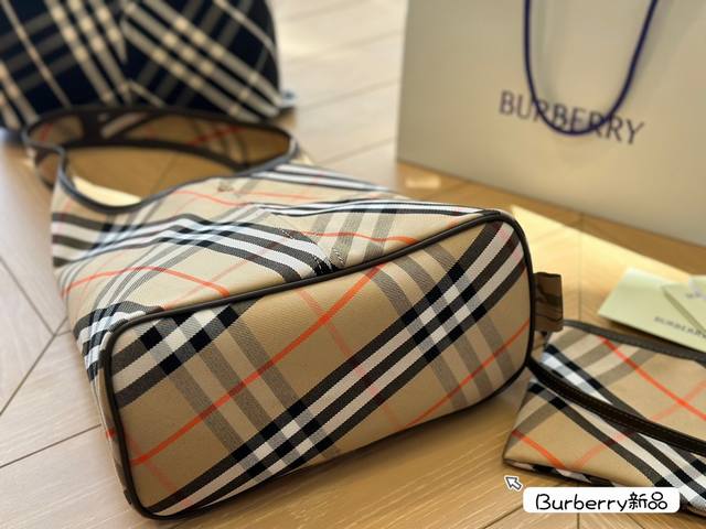 The new Hobo from Burberry is so beautiful! It's completely covered in grass and the overall body is very light and stylish, with a sub bag that can be disassembled. The size is just right for daily use, and the wide shoulder strap is also very comfo