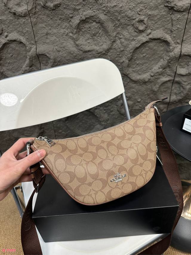 Equipped with a folding box, Coach's new PACE crescent shaped bag and cow horn bag, with a wide canvas shoulder strap design that can be adjusted in length!! It can be worn under the armpit or slung over the shoulder, making it a super versatile item