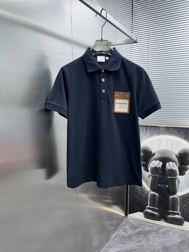 Burberry's new men's lapel short sleeved polo shirt, high-end version! Customized fabrics for counters have high breathability and comfort, impeccable details, and brand element design concepts, reflecting high quality. Delicate and soft to the touch