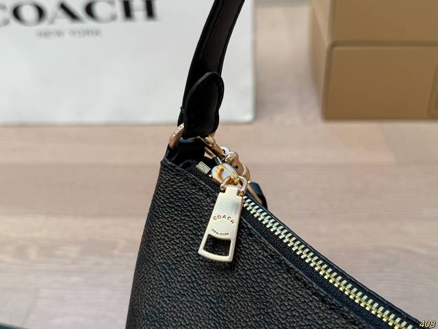 The airplane box, Coach armpit bag, has a high-quality texture, super large capacity, and durability. It can be worn on the street for daily use with a 100% return rate. It is this casual and lazy feeling. Size 20 15: