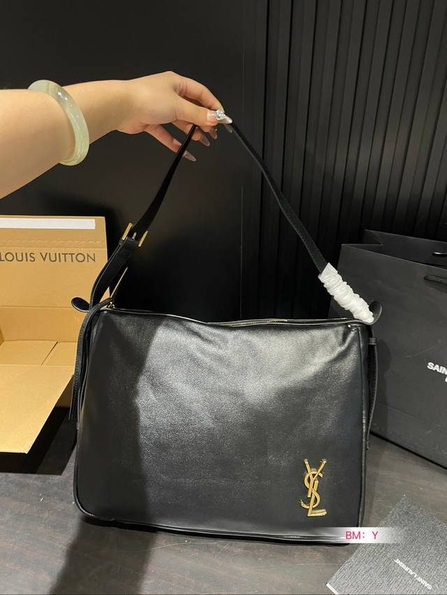 Cowhide Ysl Saint Laurent armpit bag is very textured cool and cute is a must for every girl who pursues beauty Size 40 * 30
