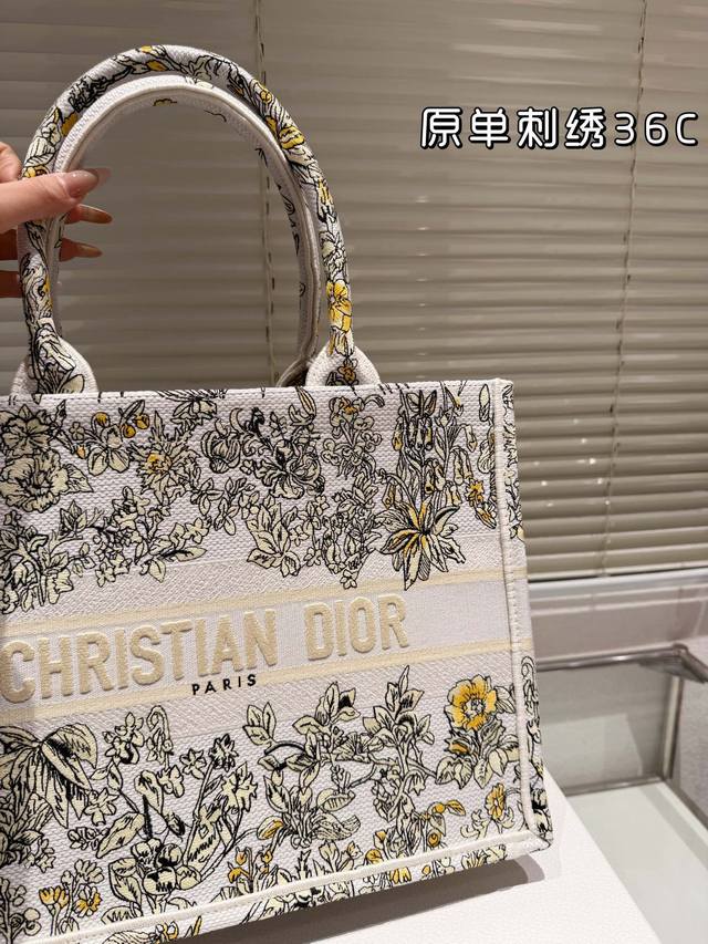 Original embroidery 215 190 Dior jacquard tote bag with inner lining Dior Book Tote. This year's favorite shopping bag Tote is the bag I use the most times because of its super large capacity. No matter what: