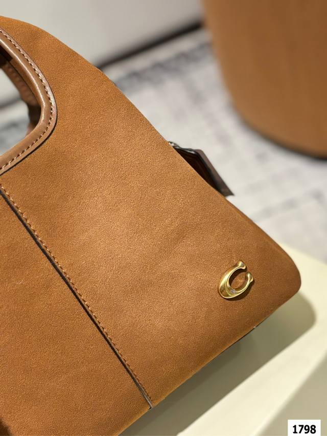 The gift box packaging of Coach's new Lana basket is really versatile! Both handheld and crossbody are suitable for comfort, with a perfect score. The entire bag only has a simple metal small C logo, which is simple yet low-key. The whole body is mad