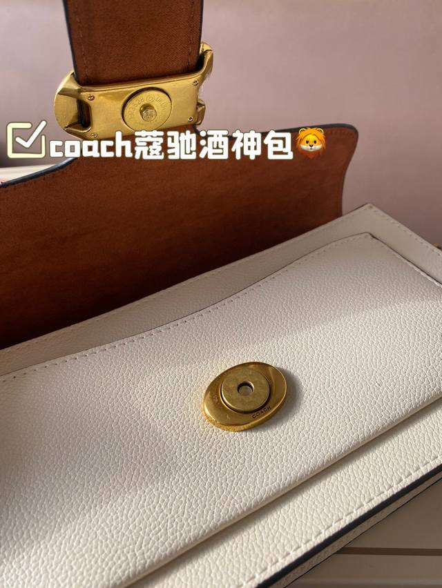 The color matching of Coach Coach's Wine God Bag this time is simply a fairy color scheme! High in appearance and versatile, suitable for both handheld and crossbody use, this is the Coach Wine God! Cute and able to pretend! Handheld crossbody looks