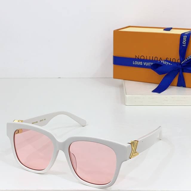 Louis Vuitton * Model: Z2123 Size: 54 Ports 17-140