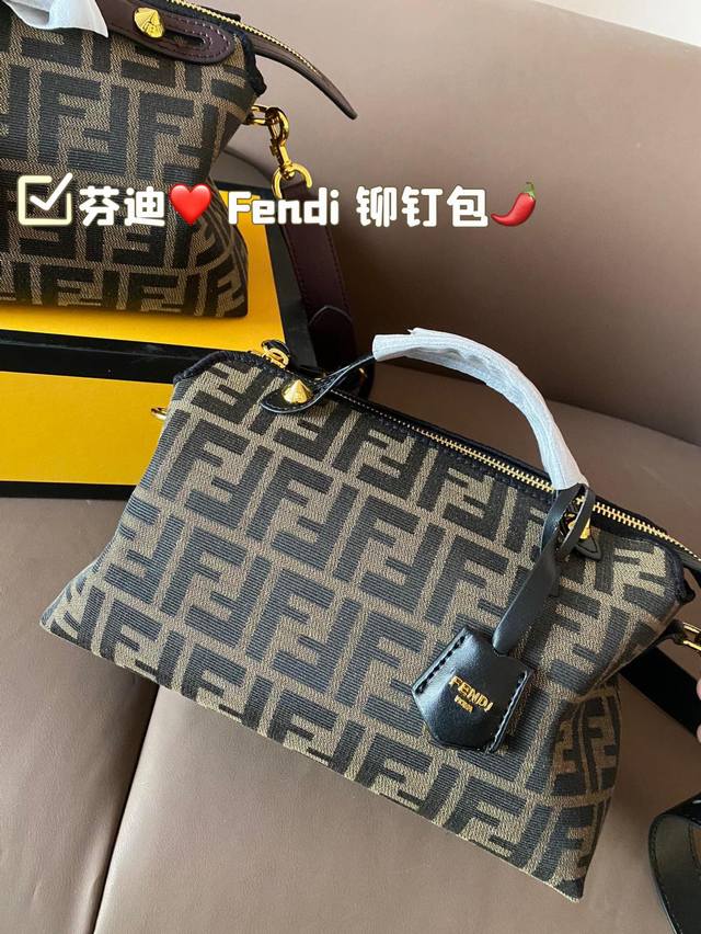 Fendi counter rivet style original mold customization portable shoulder bag, decorated with the latest f logo. Paired with the premium original logo, there is a large capacity space inside. Leisurely yet elegant, exquisite craftsmanship. Identify the