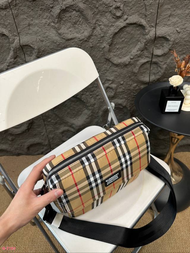 When you carry a Burberry crossbody bag and it looks very handsome, then you may really be a bit handsome Whether you are on a business trip or commuting, you are slightly more handsome than others. The classic checkered pattern is still impressive,