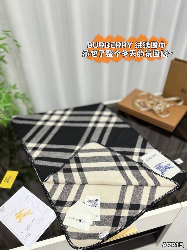 Comes with a box tote bag, Burberry Equestrian Knight logo, carpet edge, sewn wool scarf. Who hasn't owned this warm scarf yet? Double sided cashmere scarf, decorated with a new season plaid pattern