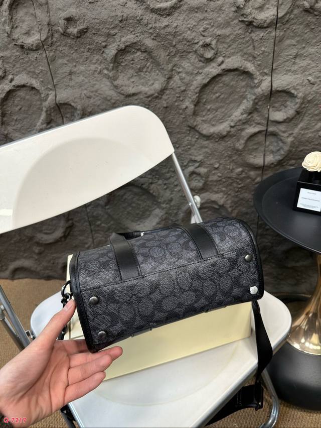 Paired with a folding box, this is a must-have item for the Coach brand. It's a classic Boston style item with a small body and large capacity. It's a must-have item for trendy men. You deserve to have a classic vintage flower that won't break or wea