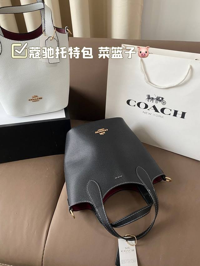 Equipped with a folding box, the unique design of the Coach Tote bag basket is fashionable and classic, super versatile for daily commuting. It can be worn on both sides and has a stylish size of 16 * 19