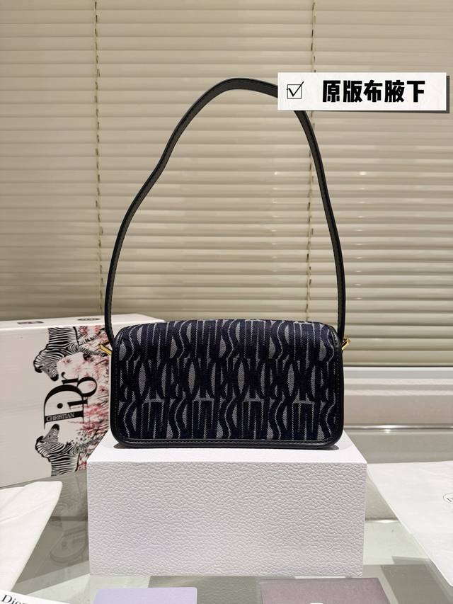 The latest mini one shoulder underarm bag from Dior's original fabric, Miss Xing, is a new product in the early spring collection of 2025. It enriches the Miss Caro series with fashionable and exquisite items. Same tone ribbon, with retro gold decora