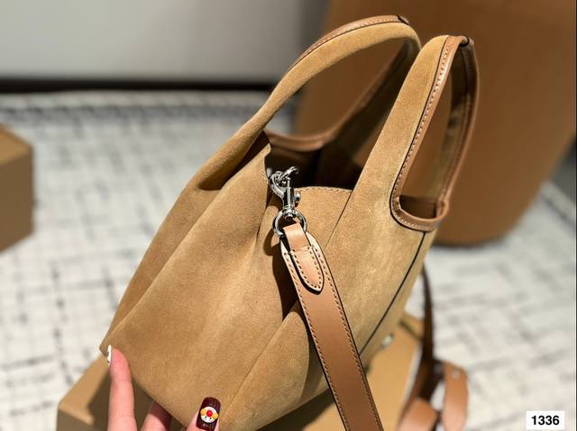 Paired with a box, the Coach Bucket Bag is simple yet not simple. This bag is versatile in meeting daily office capacity needs and offers versatile clothing options such as Clean Fit, neutral style, and mixed sports style