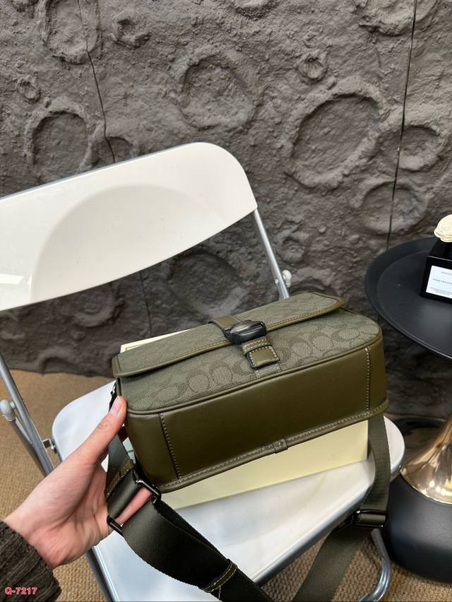 Paired with folding box, Coach League messenger bag, shoulder bag, crossbody bag, versatile and fashionable new messenger bag. Recommended size: moderate, simple, atmospheric, classic, versatile and timeless. Size: 28.20cm