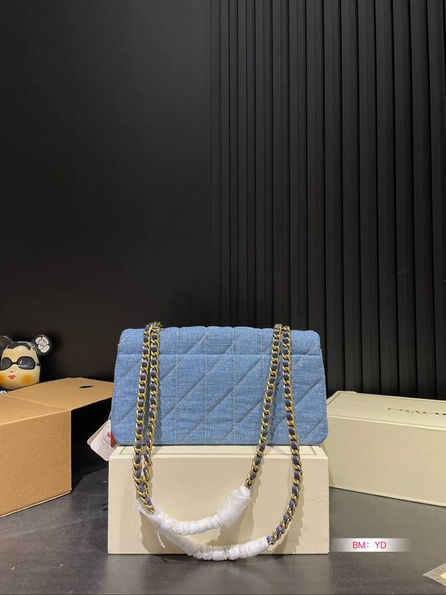 Small size, large size with folding box Coach Coach new denim retro and fashionable, lightweight new denim series is also cool, very suitable for spicy girls to carry. Size: large 27 * 14, small 21 * 11: