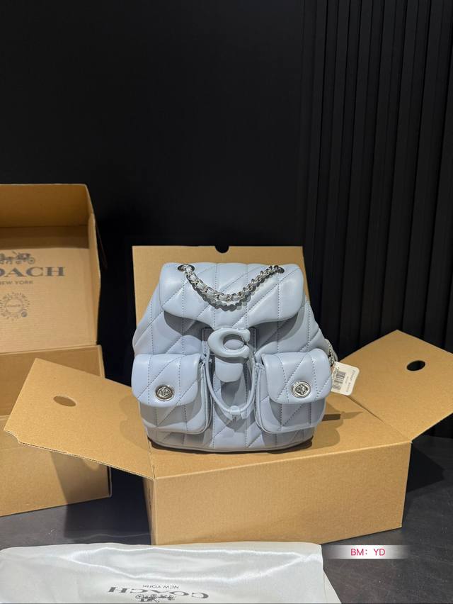 The Coach Coach Shoulder Tabby Backpack with Airplane Box is a versatile and versatile backpack that reshapes the coach design of the 1970s in a modern way. Its multifunctional style can be used as a backpack