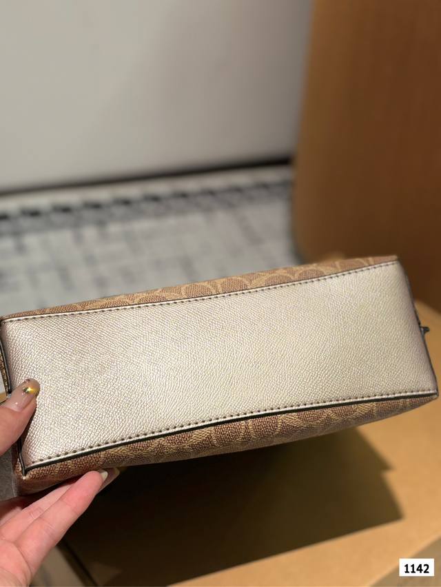 It goes without saying that the Coach shopping bag is a classic evergreen product of the Coach. Its color matching is very distinctive, and it is a super popular tote bag that can cure all troubles. It is the best representative of appearance and pra