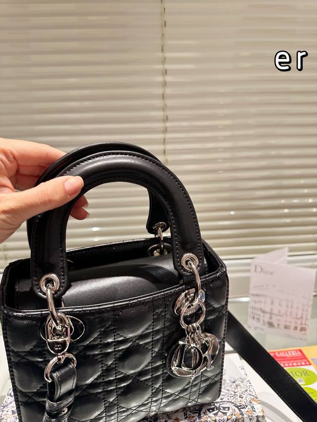 The Dior Concubine Bag Lady comes with a sheep tendon inside and is carefully crafted in sheepskin leather for a medium size design. It is paired with detachable chain shoulder straps and adjustable leather shoulder straps, making it an ideal choice
