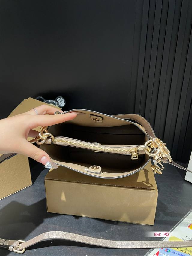 New color scheme for Coach bucket bag, single shoulder crossbody, double-layer handheld crossbody, search for Coach bucket size: 20 * 23: