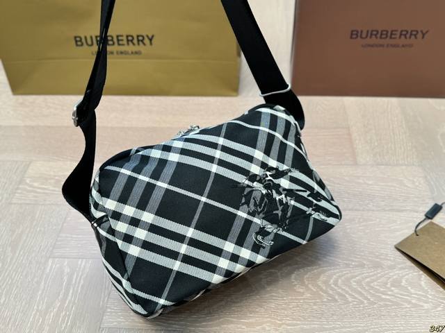 Box matching Burberry camera bag is a style that can be carried by both men and women. If you are tired of carrying it, you can give it to your boyfriend. Size 25 17