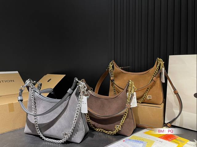 Paired with a box, Coach's new armpit bag with a spicy girl style is also so cool. The new product is so beautiful, and the new bag has a good shape for carrying. It's really cool. Family size: 25 17: