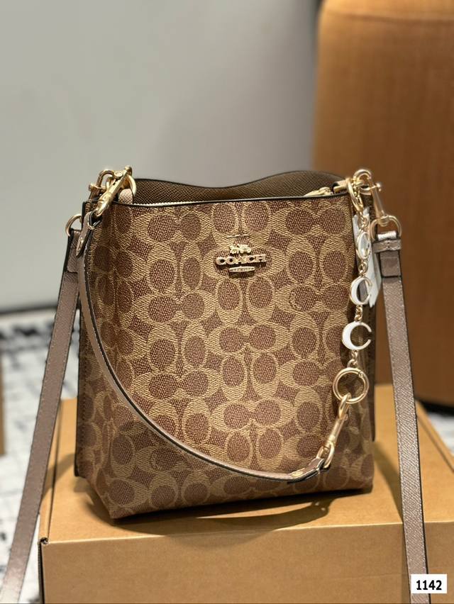 Coach Coach bucket bag is here! Fashionable, lightweight, versatile shoulder bag. Crossbody bag collection beauties! Squat it! Squat it! Squat it! Bucket bag | Bag sharing | Showcasing new bags | Coach Coach Coach hangs up size: 19 22.5: