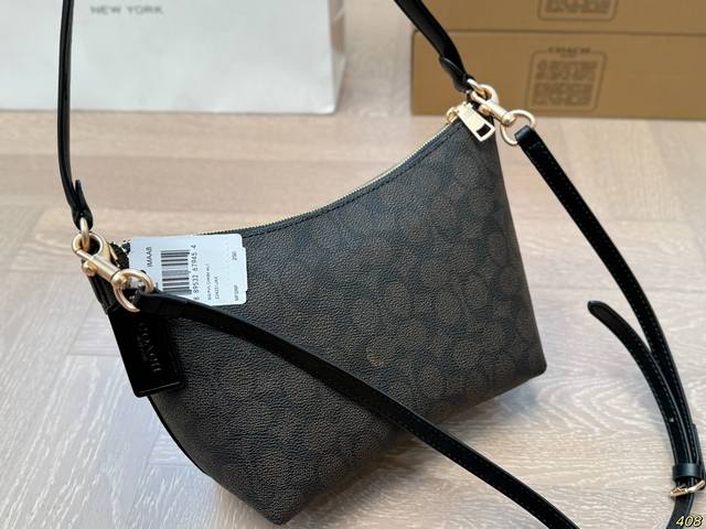 The airplane box, Coach armpit bag, has a high-quality texture, super large capacity, and durability. It can be worn on the street for daily use with a 100% return rate. It is this casual and lazy feeling. Size 20 15: