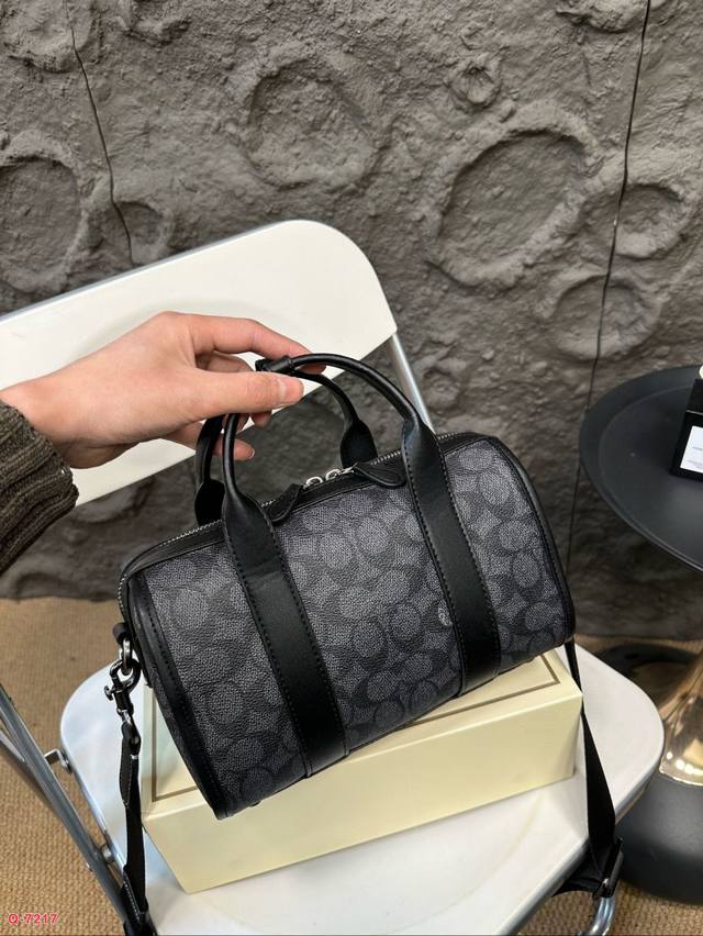 Paired with a folding box, this is a must-have item for the Coach brand. It's a classic Boston style item with a small body and large capacity. It's a must-have item for trendy men. You deserve to have a classic vintage flower that won't break or wea