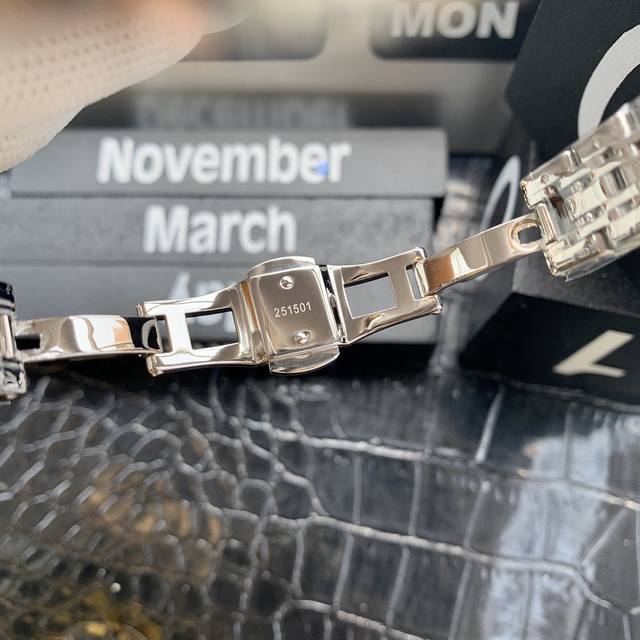 The original Armani Starry Sky women's watch model ar1926 features a gold and Ar1925 silver dial with a diameter of 32mm and a 316 stainless steel strap. Armani Starry Sky's diamonds are made of imported Swarovski crystal diamonds, including regular